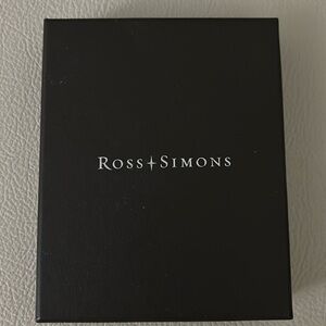 Ross Simon’s Perl necklace